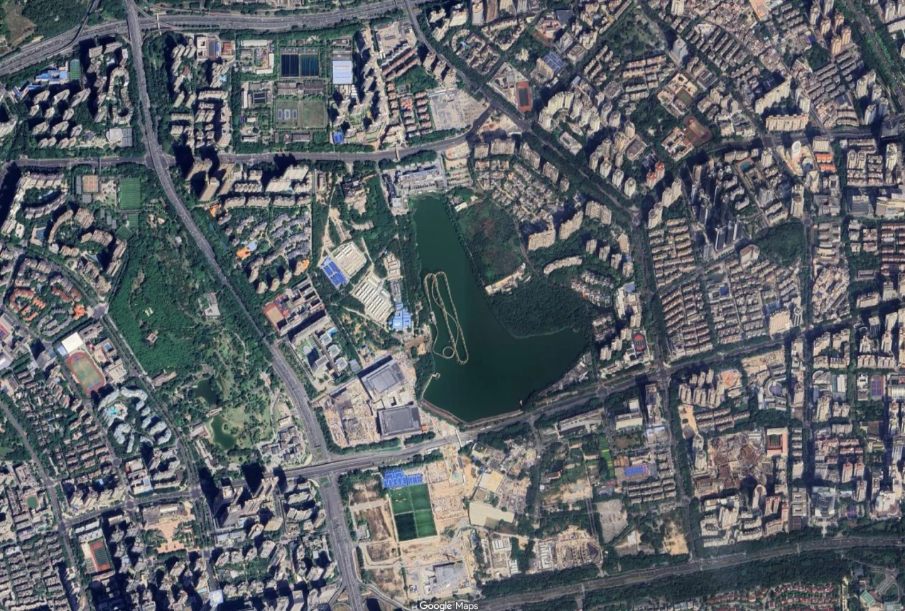 ランドスケープ &middot; 街区分析ボード &mdash; 请根据我上传的城市航拍图或总平面底图，自动识别其中的场地范围、水体、绿地、公园、道路、建筑街区、公共空间和重要节点，并将原图转译成一张专业的城市设计分析图展板。不要保留真实航拍照片