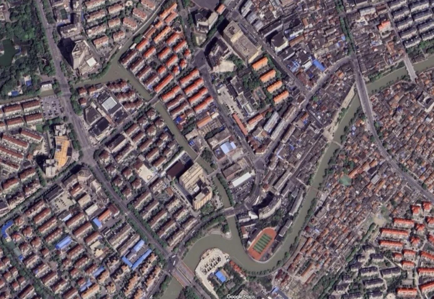建築分析 &middot; モノクロ線画生成 &mdash; 以&ldquo;卫星俯视地图/航拍&rdquo;为构图基础，将输入图像转绘为黑白矢量线稿（vector line art）。画面为16:9 横版，白色纯背景，仅使用黑色线条与留白。 保留：道路网络、河道/