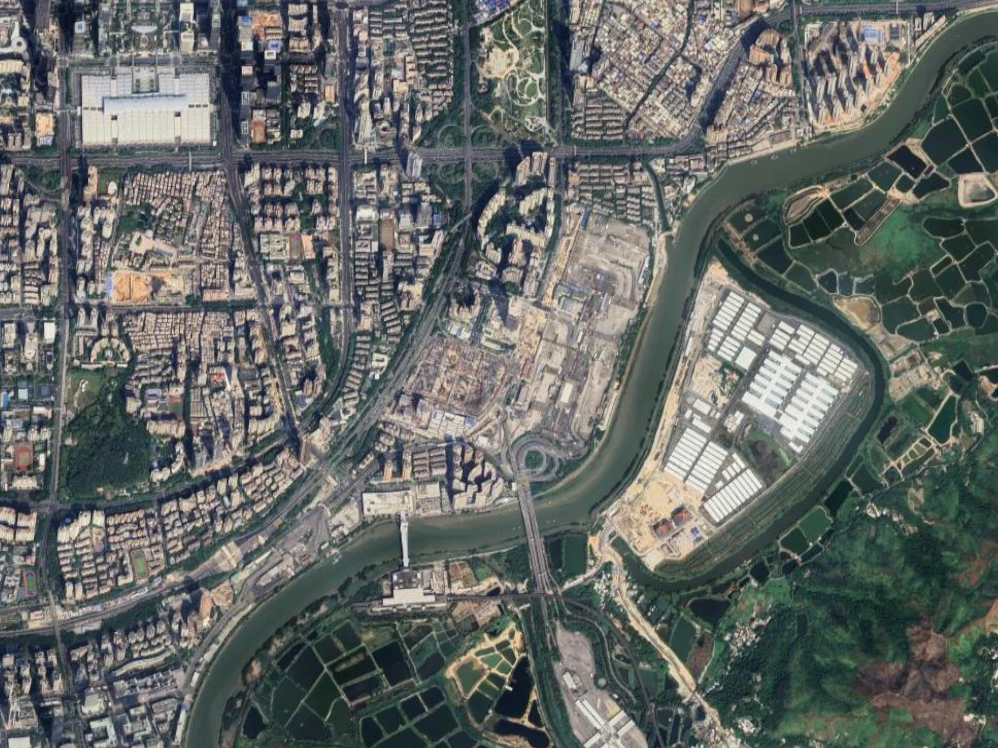 建築分析 &middot; 敷地分析ダイアグラム &mdash; 请基于【深圳福田口岸】附近的卫星图，制作一张具有 SASAKI 风格的国际竞赛级区位分析图。画面采用 4:3 比例，达到 8K 超高清效果。整体构图以中央的风格化插画地图为核心，四