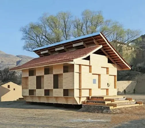 建築設計 &middot; マルチアングル生成 &mdash; 严格参考输入图片，一次生成 2x2 四张图，展示同一建筑的四个不同视角。保持建筑造型、体块关系、屋顶形式、立面开窗、材质、颜色、结构细节以及周边场地氛围完全一致，不要重新设计，不要